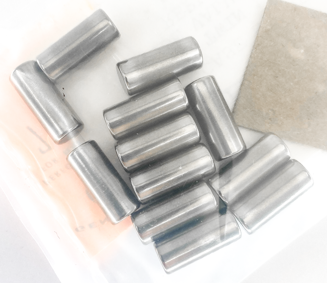 RH Crankcase roller set/12 BT37-54 +0008